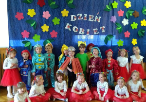 Dzieci pozują na granatowym tle