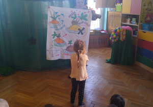 Dziewczynka na tle teatralnej dekoracji