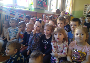 Dzieci oglądają przedstawienie