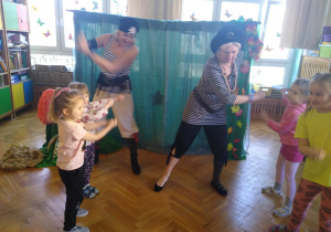 Dzieci wcielają się w rolę aktorów