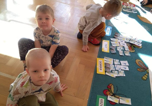 Dzieci kodują z wykorzystaniem obrazków zwiastunów wiosny