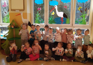 Dzieci pozują z sadzonkami fasoli