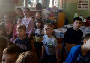Dzieci śledzą losy bohaterów przedstawienia.