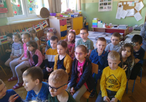 Dzieci słuchają koncertu muzycznego