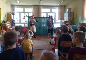 dzieci oglądają spektakl