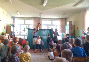 dzieci oglądają spektakl