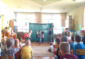 dzieci oglądają spektakl
