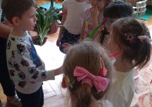 dzień kobiet świętują dzieci