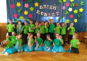 dzień kobiet świętują dzieci