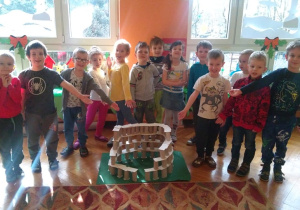 koloseum z papierowych rolek