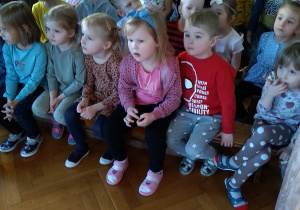 Dzieci słuchają koncertu
