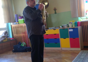Muzyk gra na sakshornie barytonowym