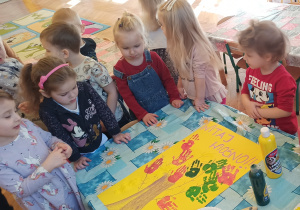 dzieci wykonują pracę plastyczną