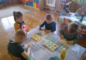 Dzieci pracują przy stolikach