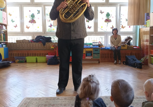 pan gra na instrumencie