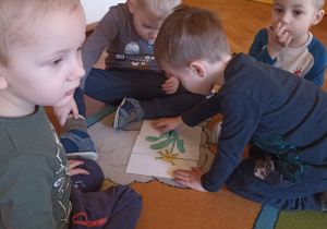dzieci układają obrazek