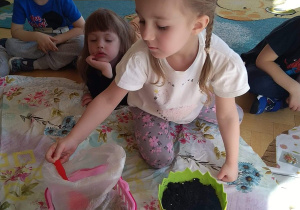 Dzieci sądzą roślinki