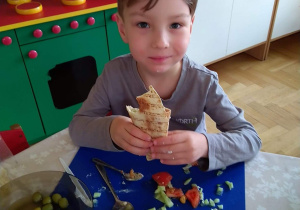 Chłopiec je tortille