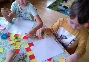 Dzieci wykonują zadania przy stoliku