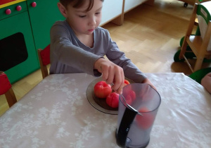 Dzieci pozują z obrazkami związanymi z Hiszpanią
