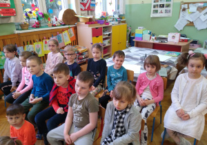 Dzieci słuchają koncertu