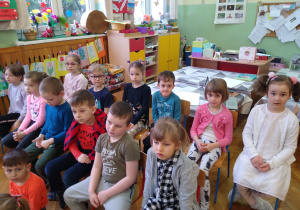 Dzieci słuchają koncertu