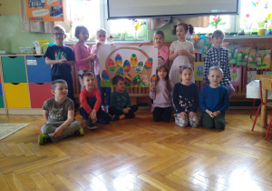 Dzieci pozują z wykonana pracą