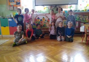 Dzieci pozują z wykonana pracą