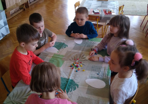 Dzieci pracują przy stolikach