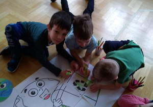 Dzieci przygotowują plakat