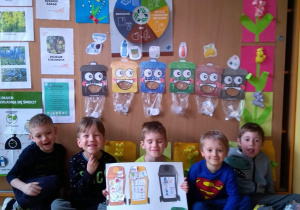 Dzieci pozują z plakatem dotyczącym segregacji śmieci