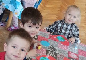 dzieci wykonują pracę plastyczną