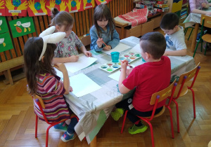 Dzieci malują farbami