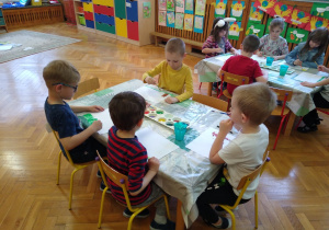 Dzieci malują farbami