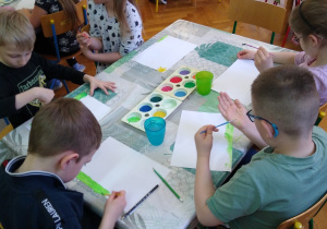 Dzieci malują farbami