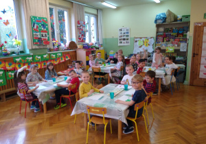 Dzieci malują farbami