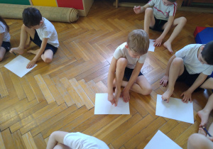 Dzieci rysują stopami