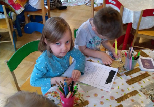 Dzieci wykonują karty pracy