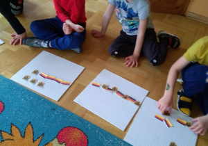 Dzieci układają puzzle
