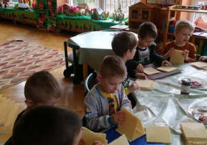 dzieci robią wafelki