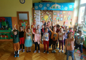 dzieci robią palemki