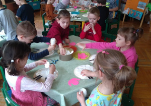 dzieci robią baranki
