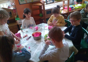 praca plastyczna - swinka z rolki