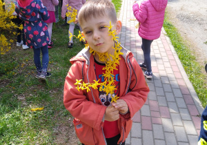 Dzieci pozują z gałązkami forsycji