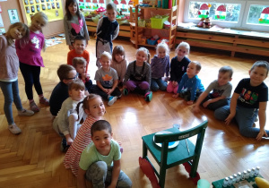 dzieci obserwują eksperyment