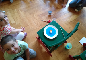 dzieci obserwują eksperyment