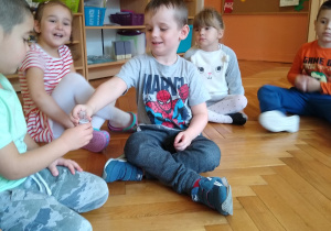 dzieci obserwują eksperyment