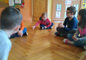 dzieci obserwują eksperyment