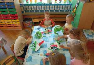 dzieci naklejają elementy w pracy żabka