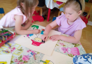Dzieci kolorują kolorowanki z postaciami z czeskich bajek